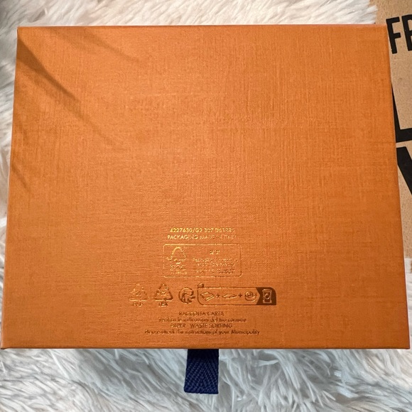 Authentic Louis Vuitton Small Gift Box, Holiday Ribbon and Holiday Gift Card - Picture 5 of 11